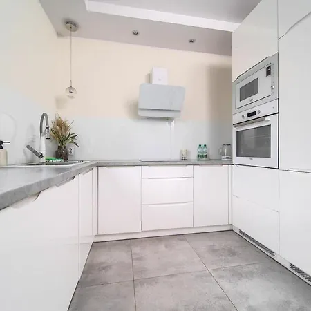 Apartment Koscianska Cosy By Bookinghost